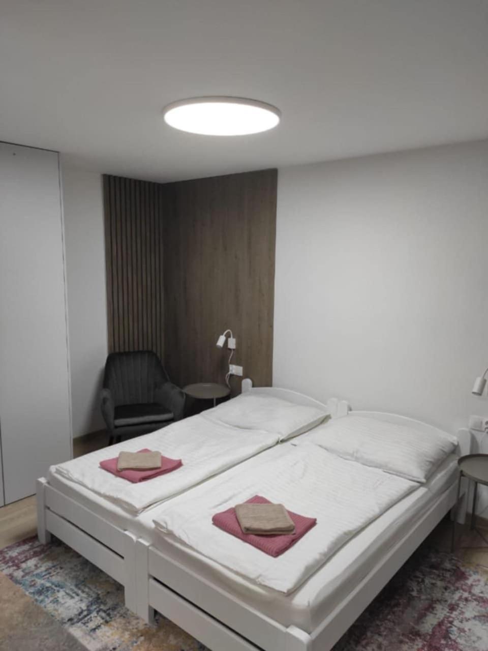 Privat Julia Hotel Врбов Екстериор снимка