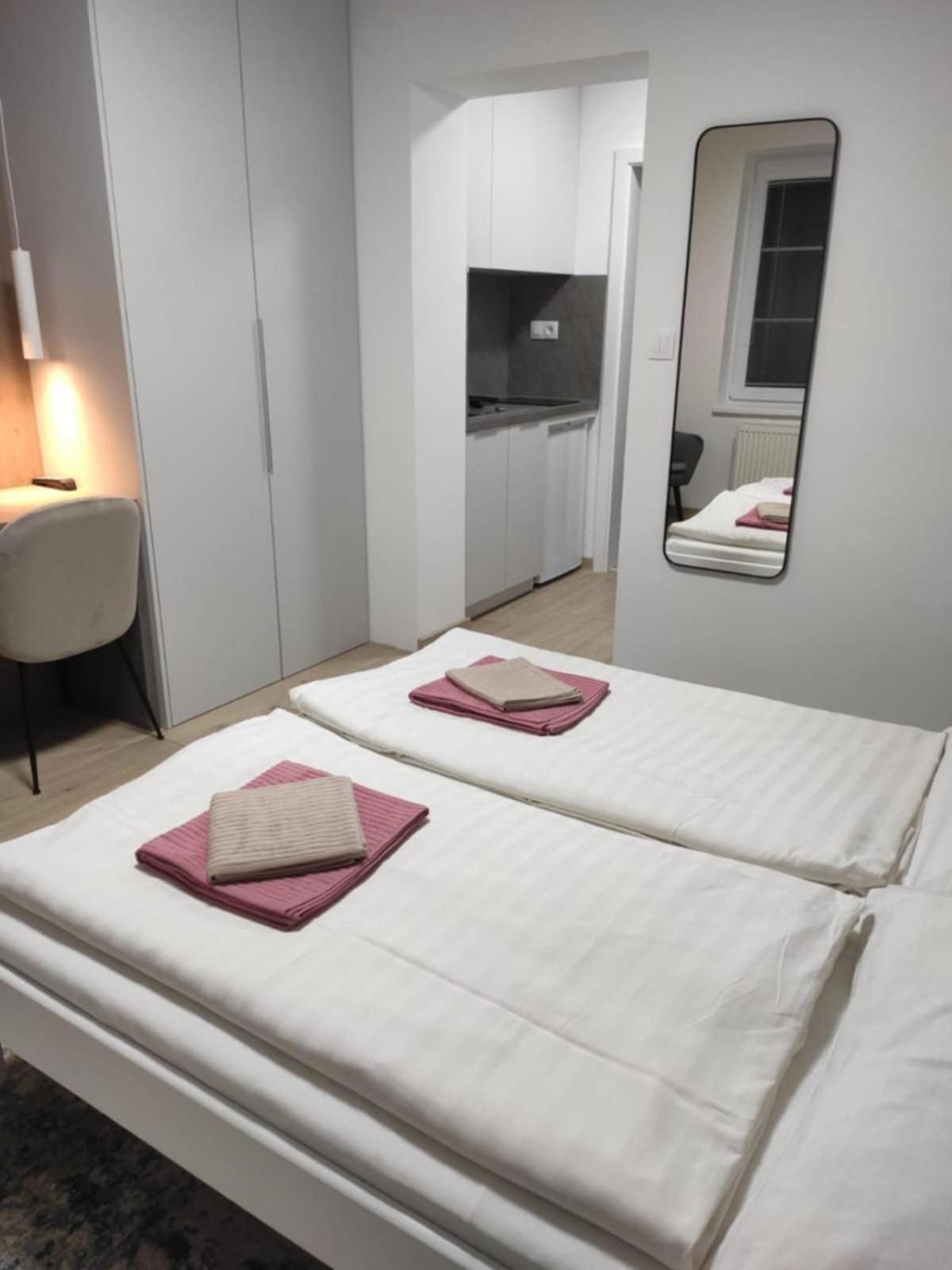 Privat Julia Hotel Врбов Екстериор снимка