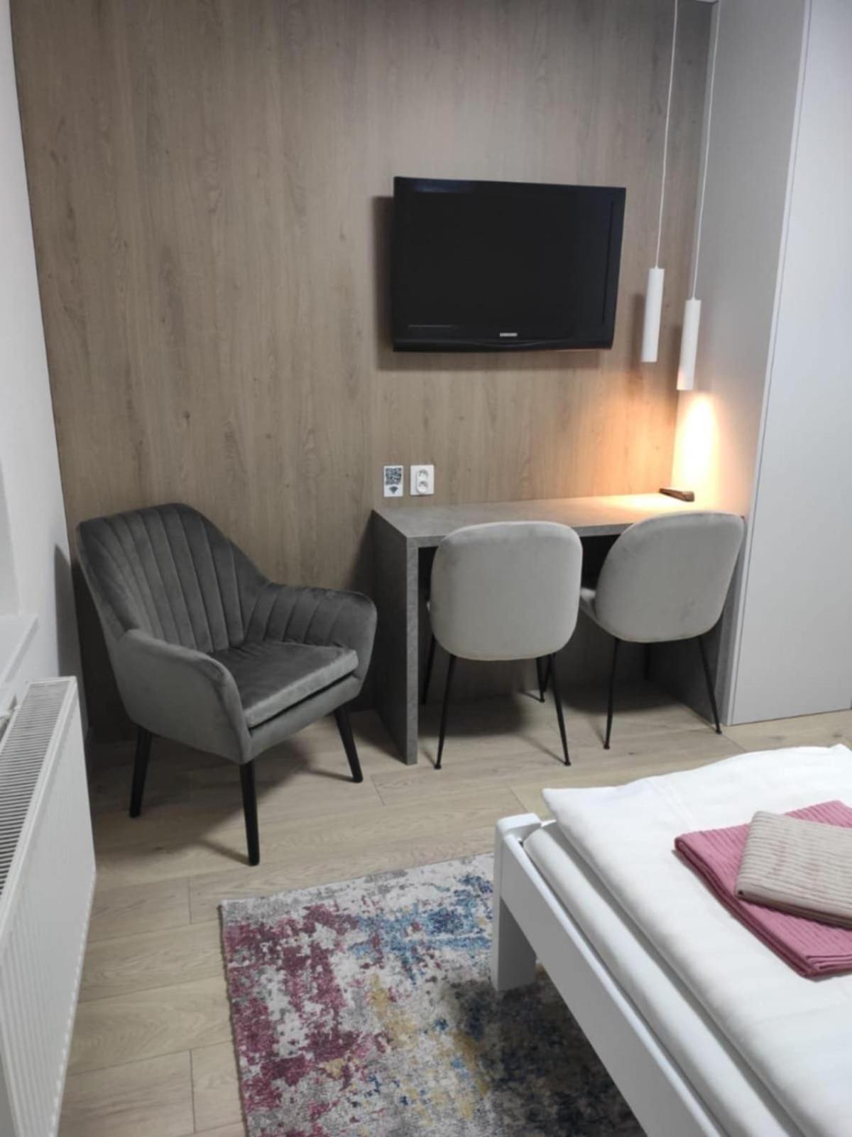 Privat Julia Hotel Врбов Екстериор снимка