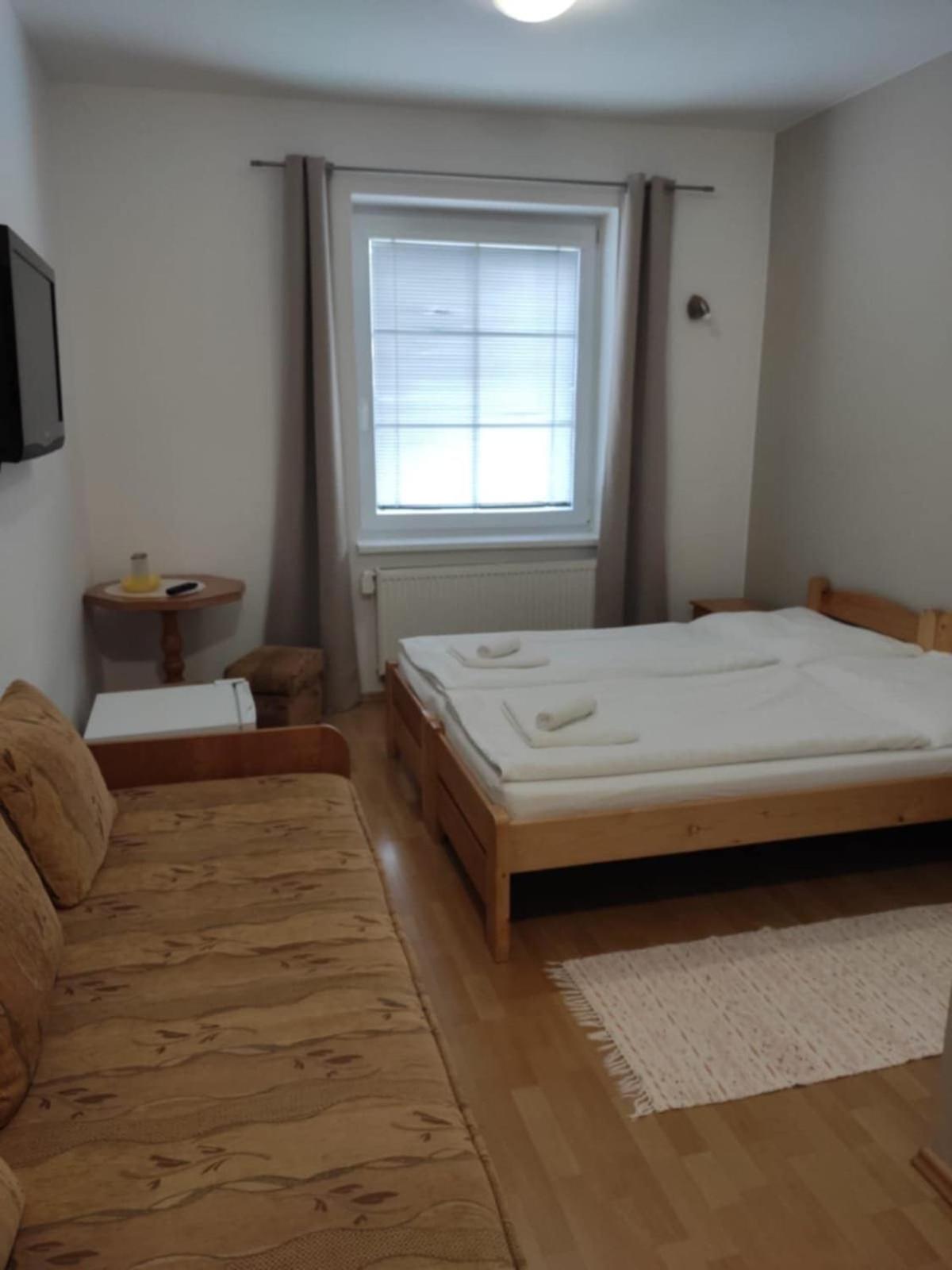 Privat Julia Hotel Врбов Екстериор снимка