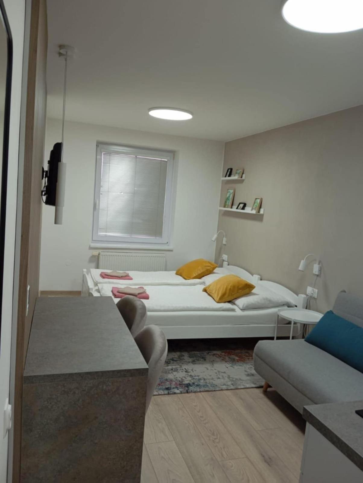 Privat Julia Hotel Врбов Екстериор снимка