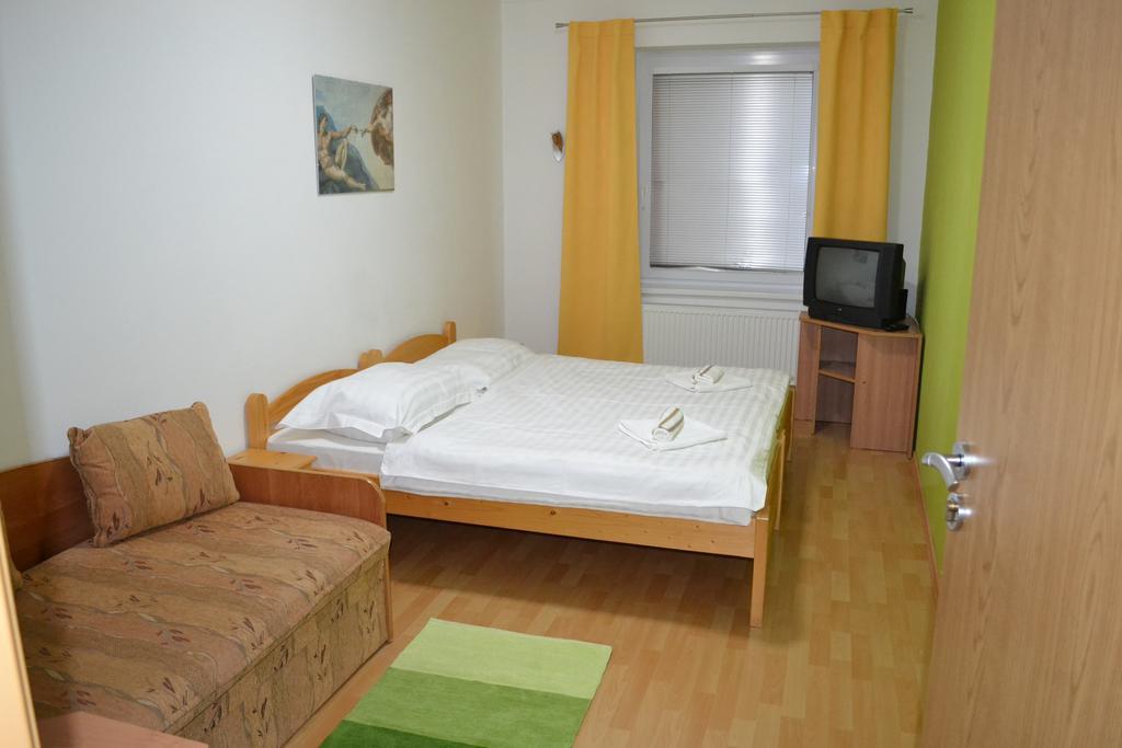 Privat Julia Hotel Врбов Екстериор снимка