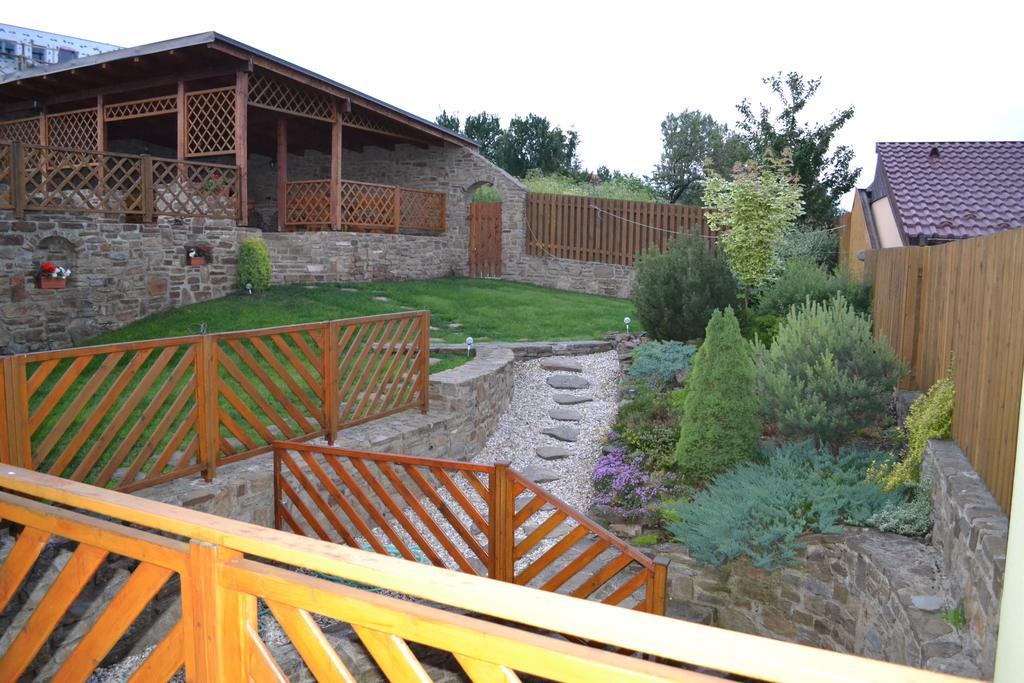 Privat Julia Hotel Врбов Екстериор снимка