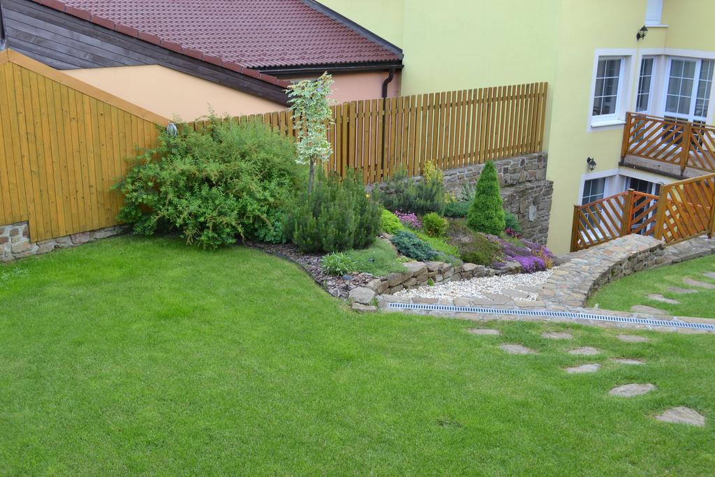 Privat Julia Hotel Врбов Екстериор снимка